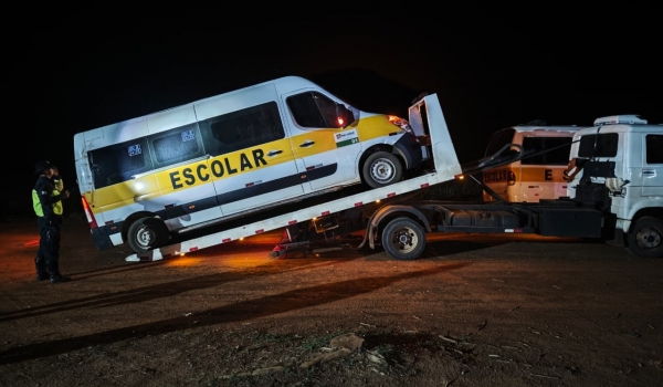 AMT fiscaliza transporte escolar rural e apreende van em más condições em Rio Verde