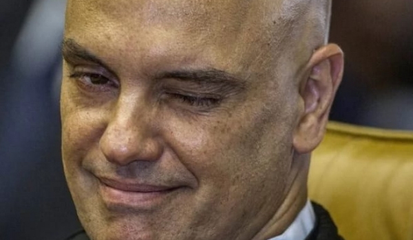 Senadores protocolam pedido de impeachment contra Alexandre de Moraes