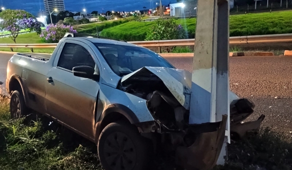 Carro bate em poste, é abandonado e interdita Avenida Paulo Roberto