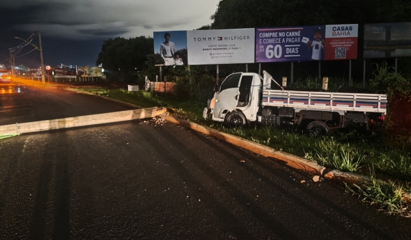 Caminhonete derruba poste de energia após colisão na avenida Paulo Roberto Cunha