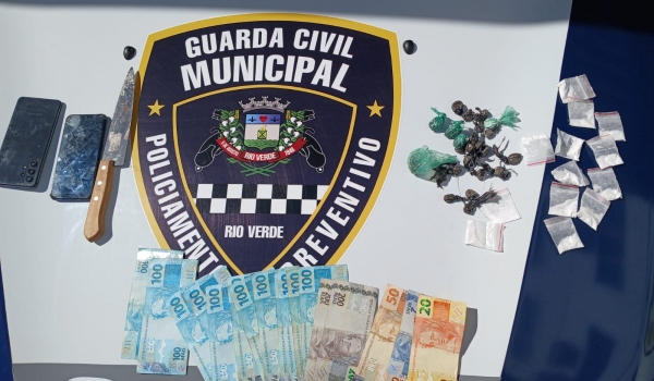 GCM prende suspeito com 40 porções de drogas e mais de R$ 1,8 mil em Rio Verde