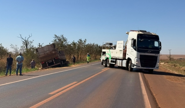BR-452 está interditada nos dois sentidos para retirada de carreta