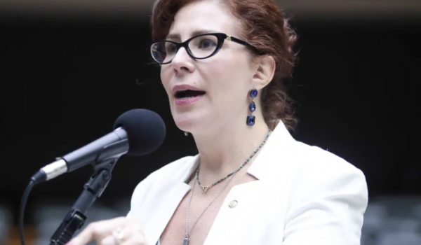 Deputada Carla Zambelli é presa na Itália após se apresentar às autoridades