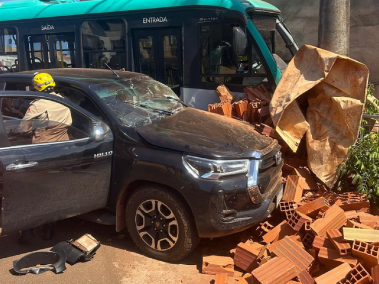 Ônibus e camionete se envolvem em acidente com oito vítimas em Rio Verde