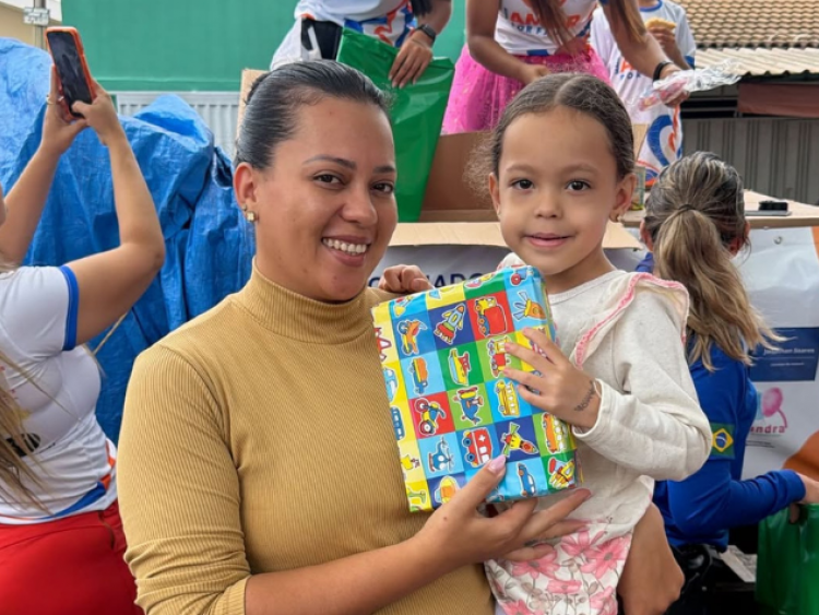 Ação social distribui nesta segunda (12), mais de mil brinquedos em bairros de Rio Verde no Dia das Crianças