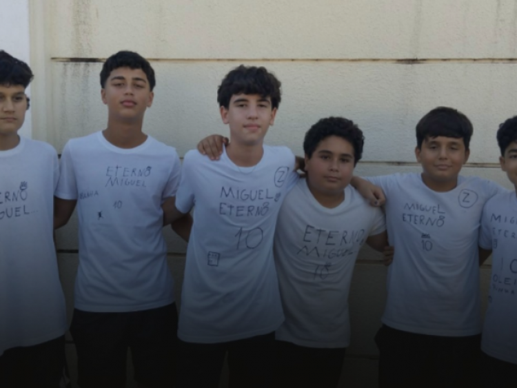 Amigos de Miguel, neto do prefeito de Itumbiara prestam homenagens durante o velório