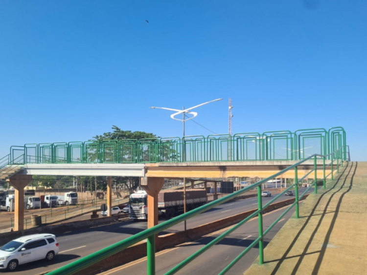 Após reforma, passarela sobre a BR-060 é reaberta no Jardim das Margaridas, em Rio Verde