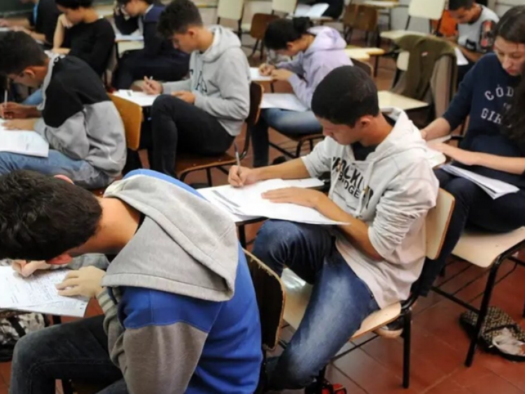 Apenas 1 em cada 10 alunos do Ensino Médio em Goiás tem aprendizado adequado, aponta estudo