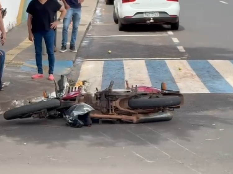 Batida entre carro e moto deixa duas pessoas feridas no centro de Rio Verde