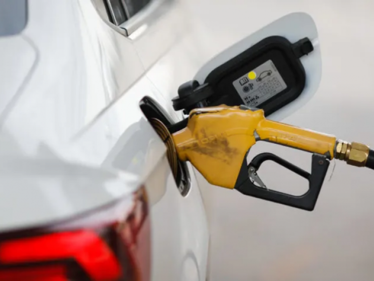 Consumidores podem ganhar opção de gasolina sem etanol; proposta avança no Congresso