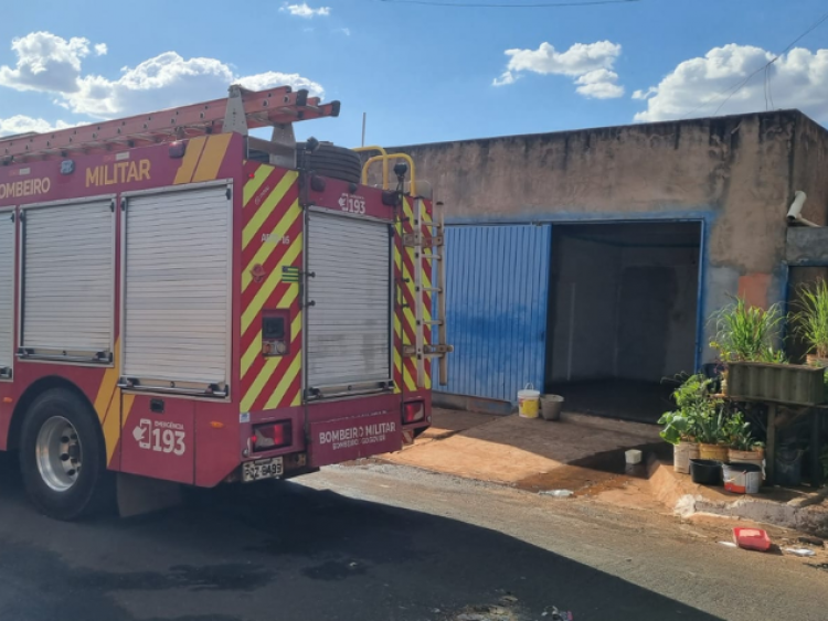 Bombeiros combatem incêndio em residência no bairro Vila Serpró, em Rio Verde