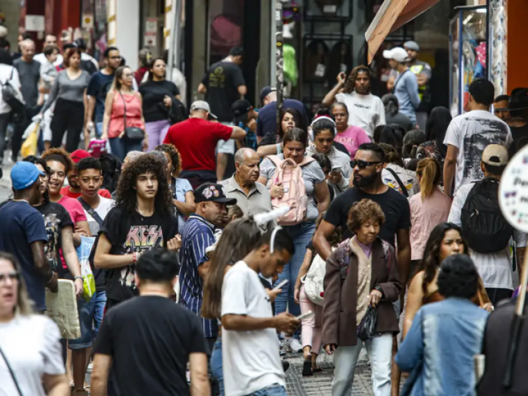 Brasil envelhece mais e crescimento populacional desacelera, aponta IBGE