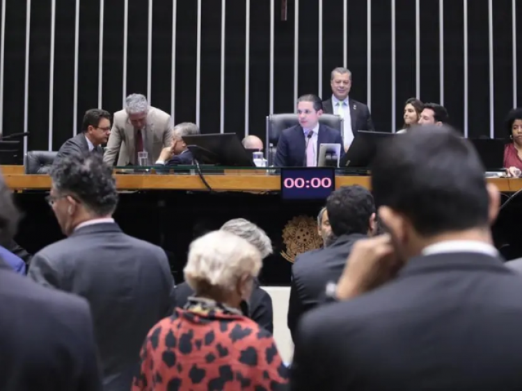 Câmara aprova licença remunerada para mulheres com sintomas menstruais