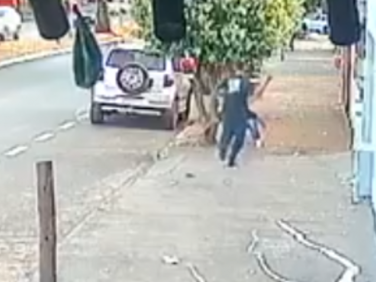 Câmeras registram momento em que homem esfaqueia vítima que morreu na Avenida Brasília