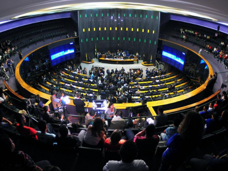 IOF: Governo avalia reações à medida derrubada no Congresso