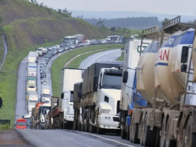 Caminhoneiros discutem possível paralisação nesta quinta-feira (4); líder fala em ato dentro da legalidade