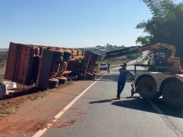 Trecho da BR-060 será totalmente interditado após tombamento de carreta em Rio Verde
