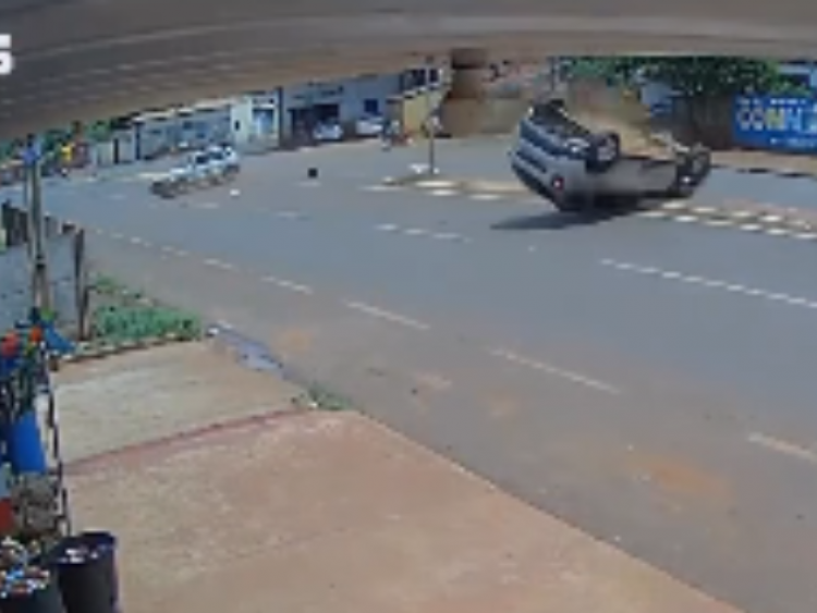 Carro é atingido na lateral por outro veículo e capota na GO-206, em Quirinópolis