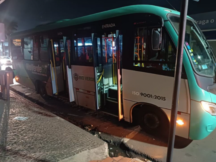 Ciclista fica ferida após colisão com ônibus no Setor Central, em Rio Verde