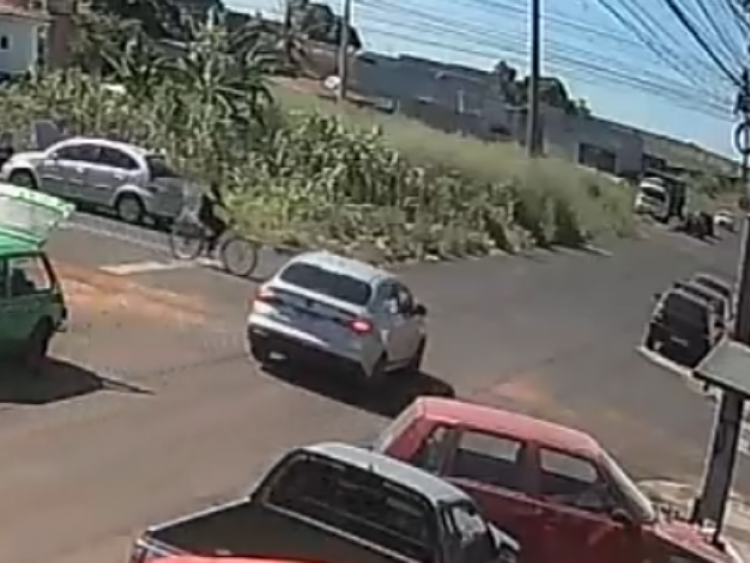 Ciclista ignora sinal de pare e colide em lateral de carro na Vila Mutirão, em Rio Verde