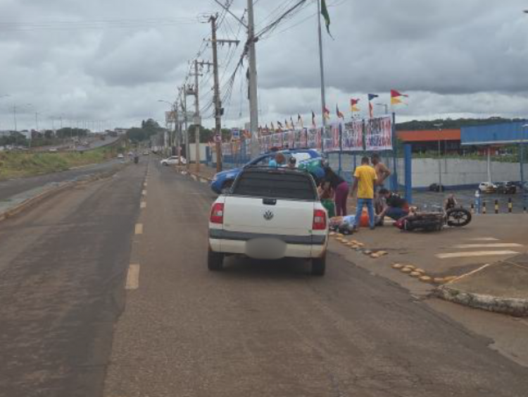 Colisão entre carro e moto deixa casal ferido na Vila Mariana, em Rio Verde