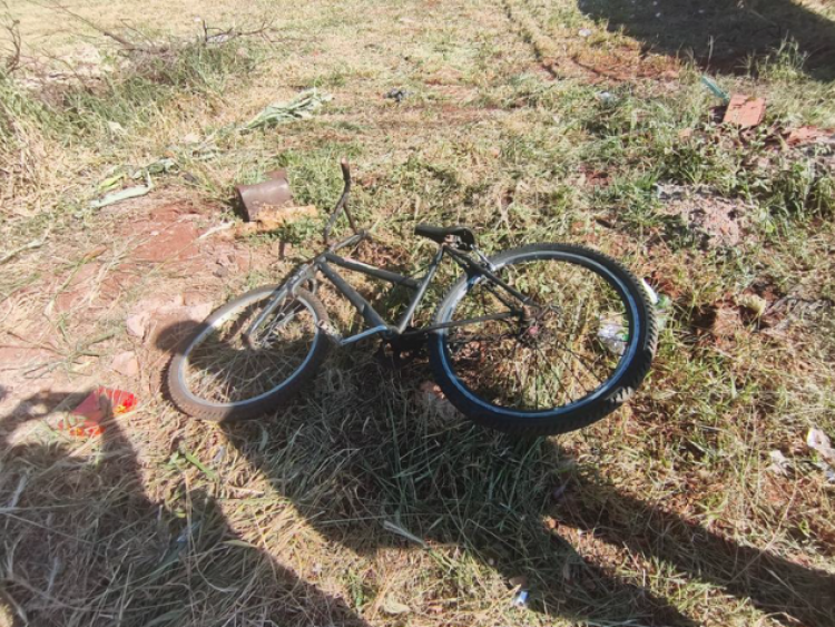 Colisão entre moto e bicicleta deixa três feridos na Vila Mariana, em Rio Verde