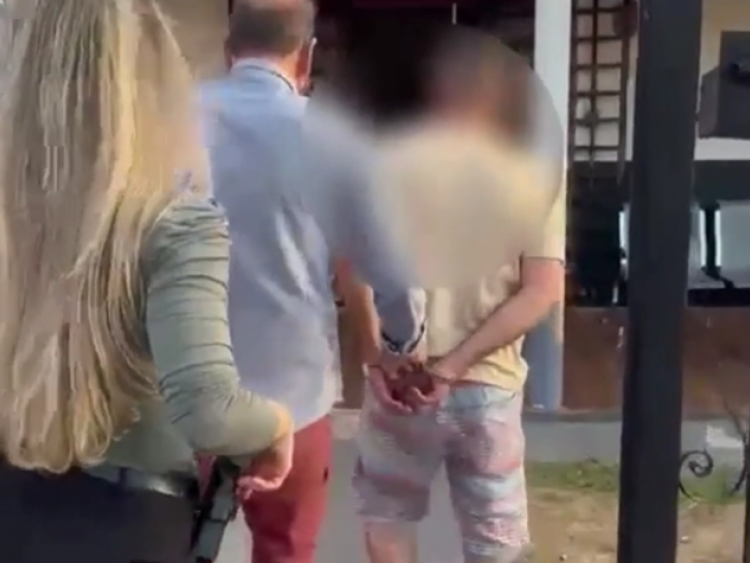 Homem é preso após invadir residência e agredir ex-companheira diante dos filhos, em Indiara