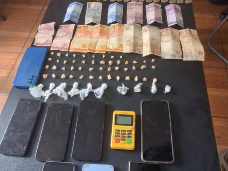 Polícia Militar desmantela ponto de tráfico de drogas no bairro Liberdade e apreende celulares furtados