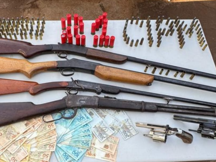 Polícia Militar apreende arsenal de armas e prende casal em Turvelândia