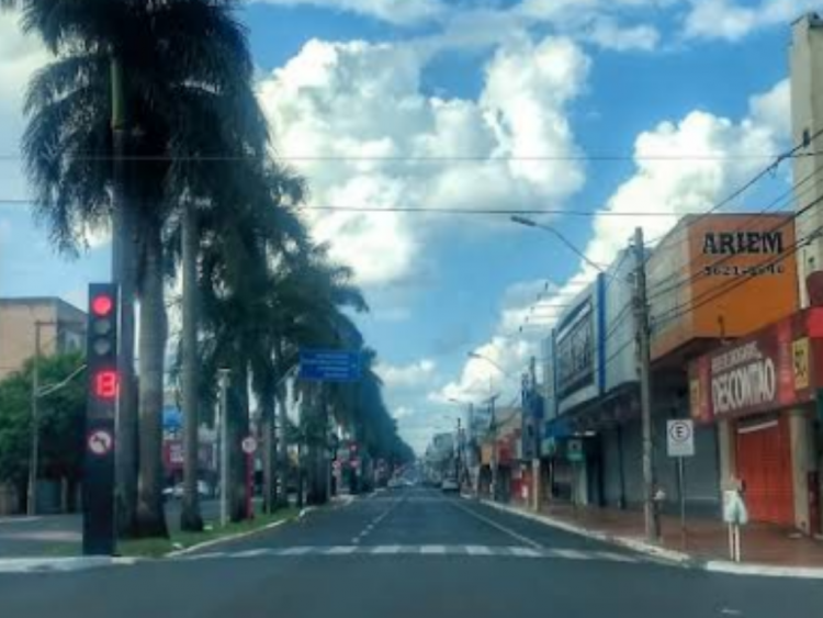 Mulher tenta atravessar a Av. Presidente Vargas fora da faixa de pedestre e é atropelada