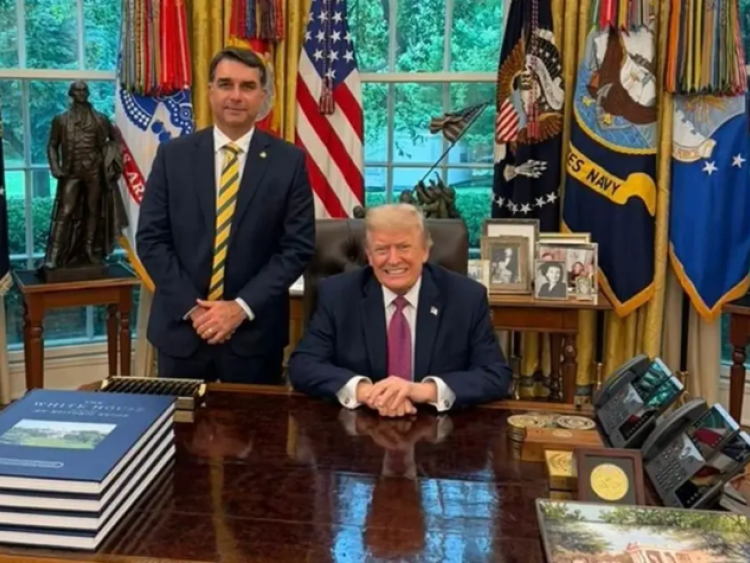 Flávio Bolsonaro se reúne com Trump na Casa Branca em meio à crise por áudio vazado