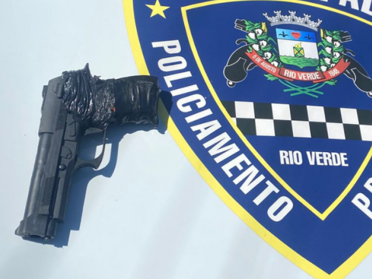 Homem é detido com simulacro após ameaçar pessoas em comércios no Bairro Popular, em Rio Verde