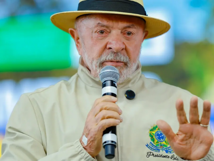Lula faz gesto com dedo do meio durante discurso no Planalto ao defender acesso de pobres a tratamentos de saúde; confira