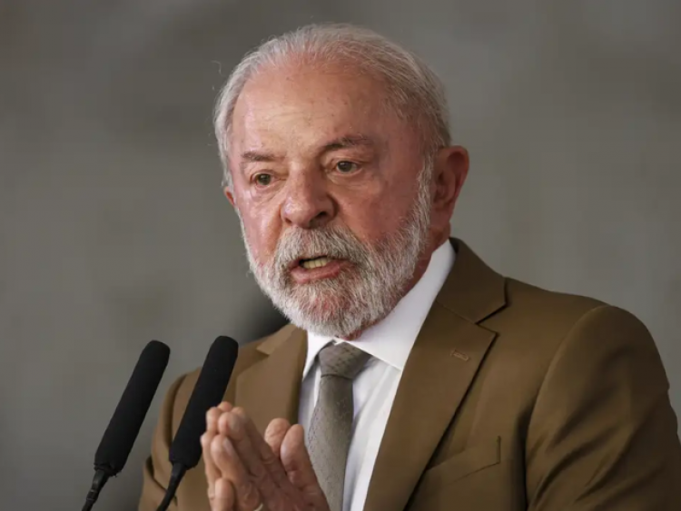 A menos de duas semanas do segundo turno, Lula anuncia R$ 5,2 bi em benefícios para reduzir preço dos combustíveis