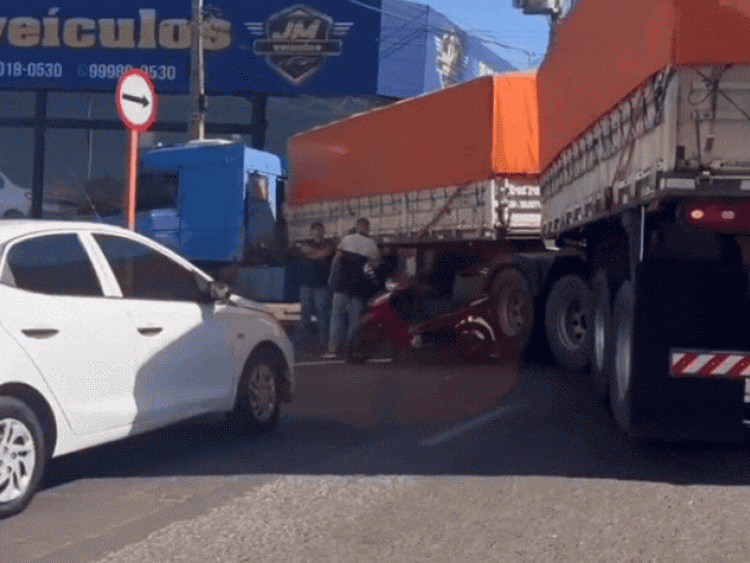 Motociclista de 21 anos fica ferido após atingir lateral de caminhão próximo ao túnel da Gameleira, em Rio Verde