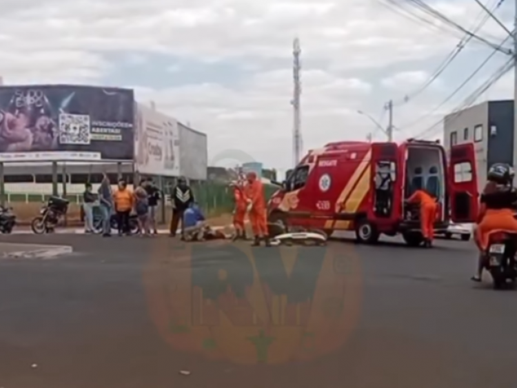 Motociclista fica ferida após acidente entre carro e moto no Bairro Popular, em Rio Verde