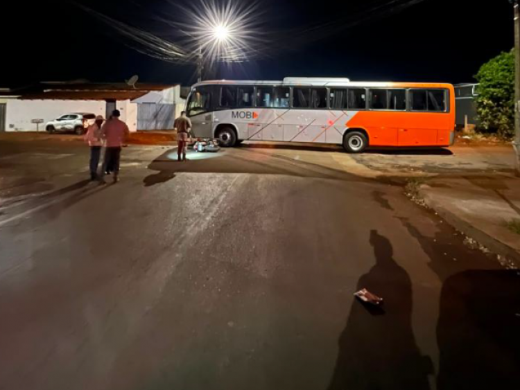 Motociclista fica ferido após colisão com ônibus no Bairro Santo Agostinho, em Rio Verde