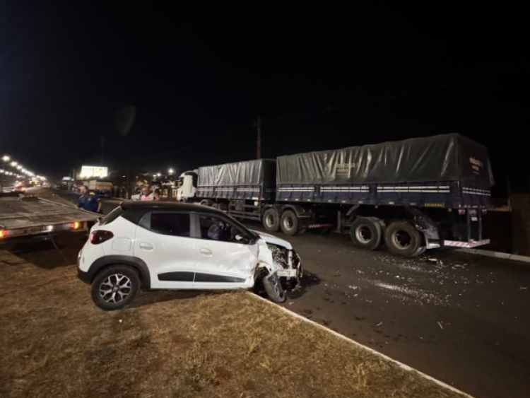 Motorista passa mal e fica ferida ao colidir em carreta parada em acostamento da BR-060, em Rio Verde