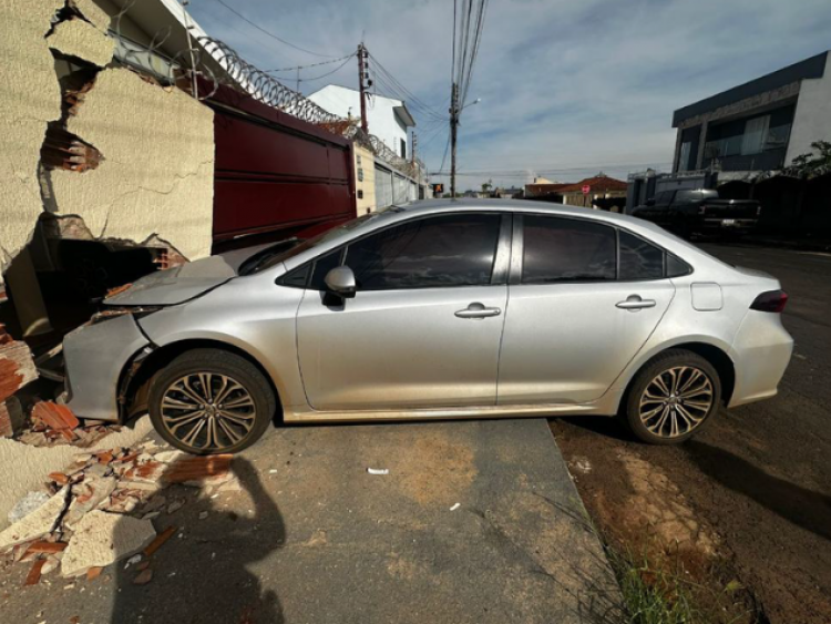 Motorista sofre mal súbito e carro atinge residência na Vila Rocha, em Rio Verde