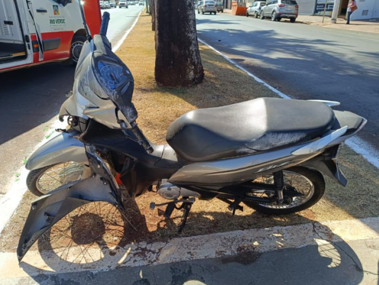 Mudança de faixa termina em acidente e deixa duas pessoas feridas no Centro de Rio Verde