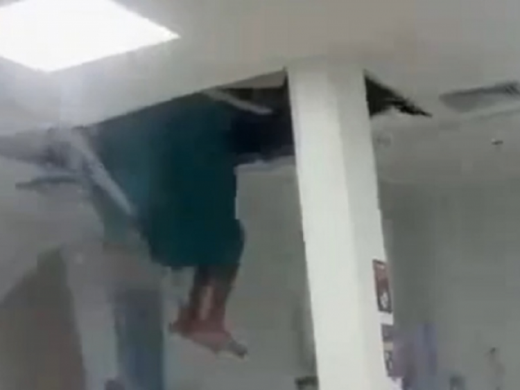 Paciente cai do teto de hospital após tentar fugir por tubulação no RJ