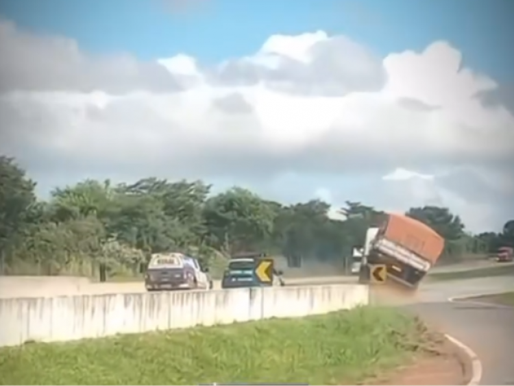 Perseguição policial termina com carreta de soja tombada na BR-050, em Goiás