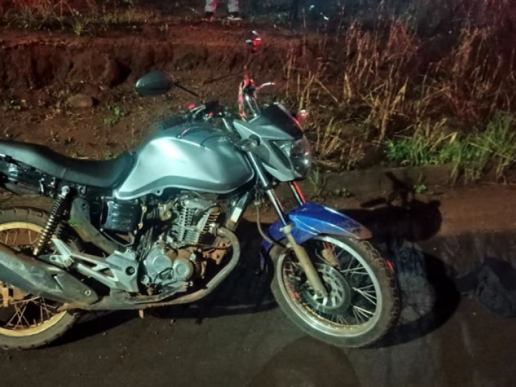 PM flagra adolescente dirigindo moto e prende pai no Serra Dourada, em Rio Verde