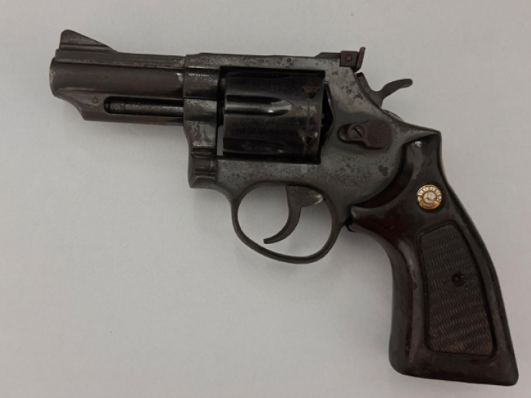 Casal é preso por tráfico e porte ilegal de arma após acidente no Jardim América, em Rio Verde