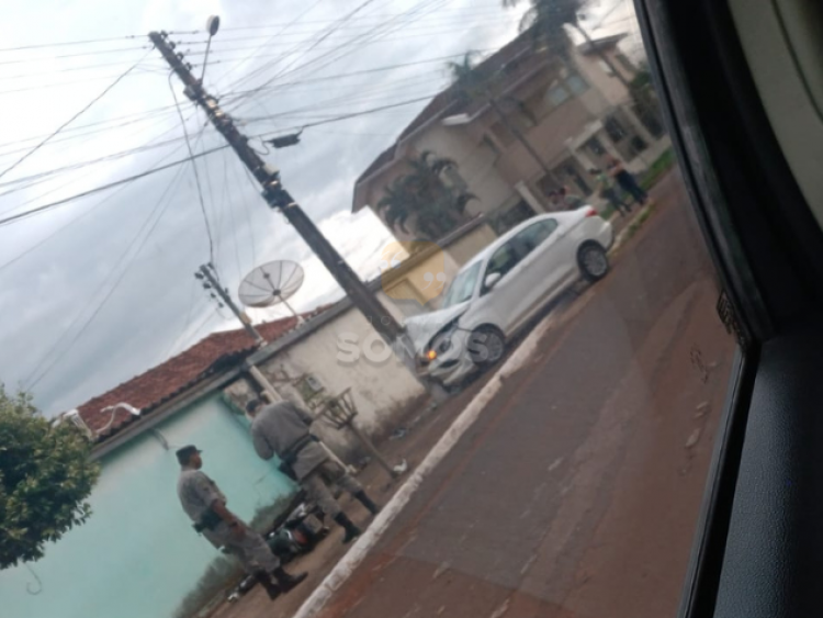 Veículo colide em poste no Bairro Santo Agostinho, em Rio Verde 