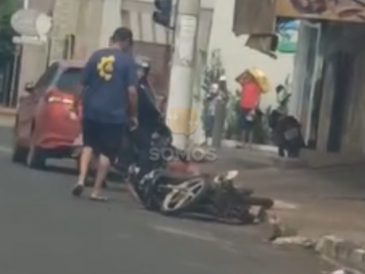 Carro bate em moto na Rua 75 no Bairro Popular, em Rio Verde