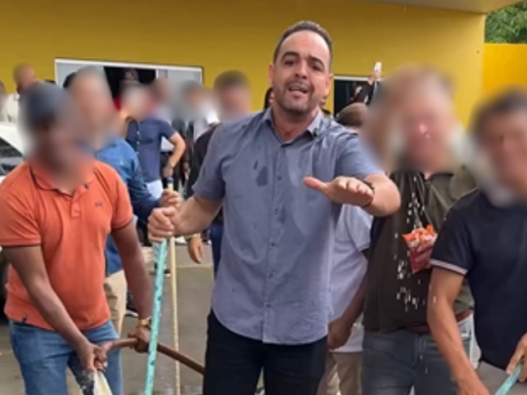 Aurélio Goiano, prefeito de Parauapebas, realiza limpeza simbólica com sal grosso e vídeo viraliza