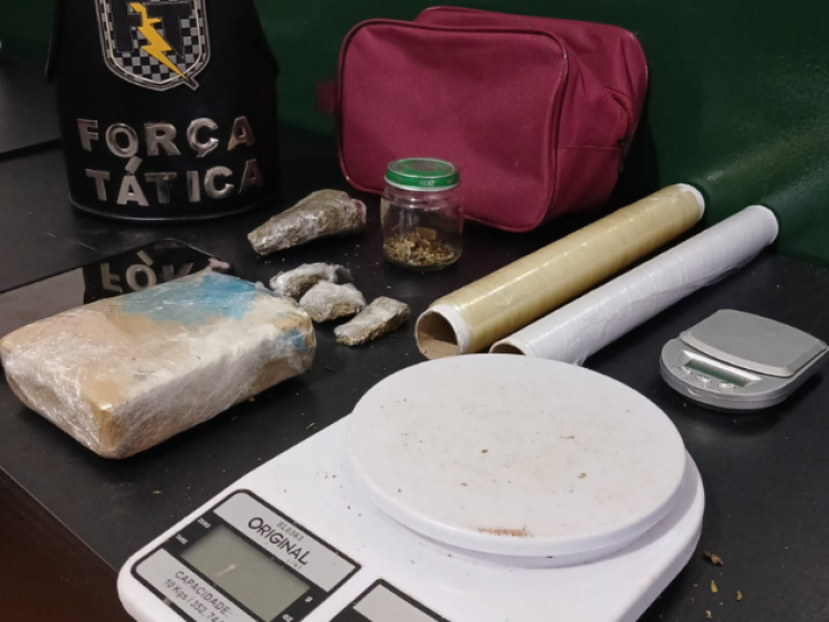 Polícia Militar desmantela ponto de tráfico na Vila Serpró e apreende drogas, balanças e materiais ilícitos