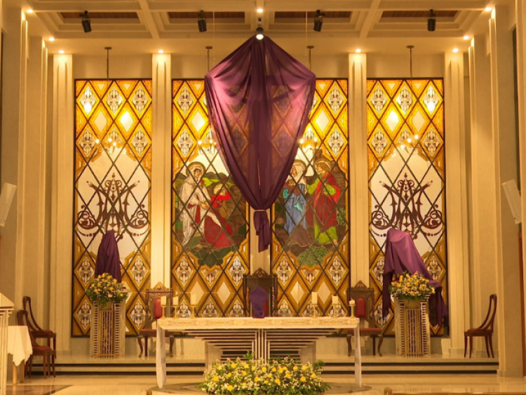 Silêncio total: Sexta-feira Santa mobiliza fiéis em momento de fé, luto e reflexão