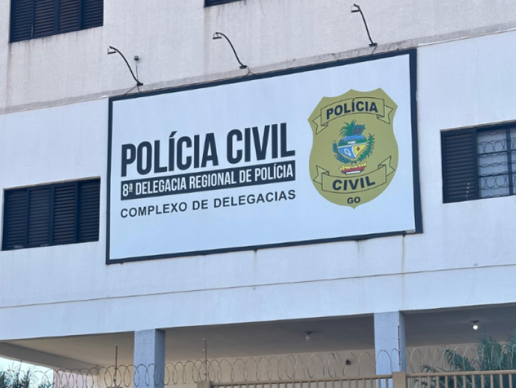 Após discussão por música alta, homem agride jovem e é preso em frente à delegacia de Rio Verde